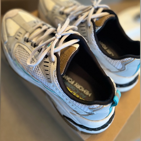 Skechers Shoes US 10.5 ⚪️ - Picture 4 of 8